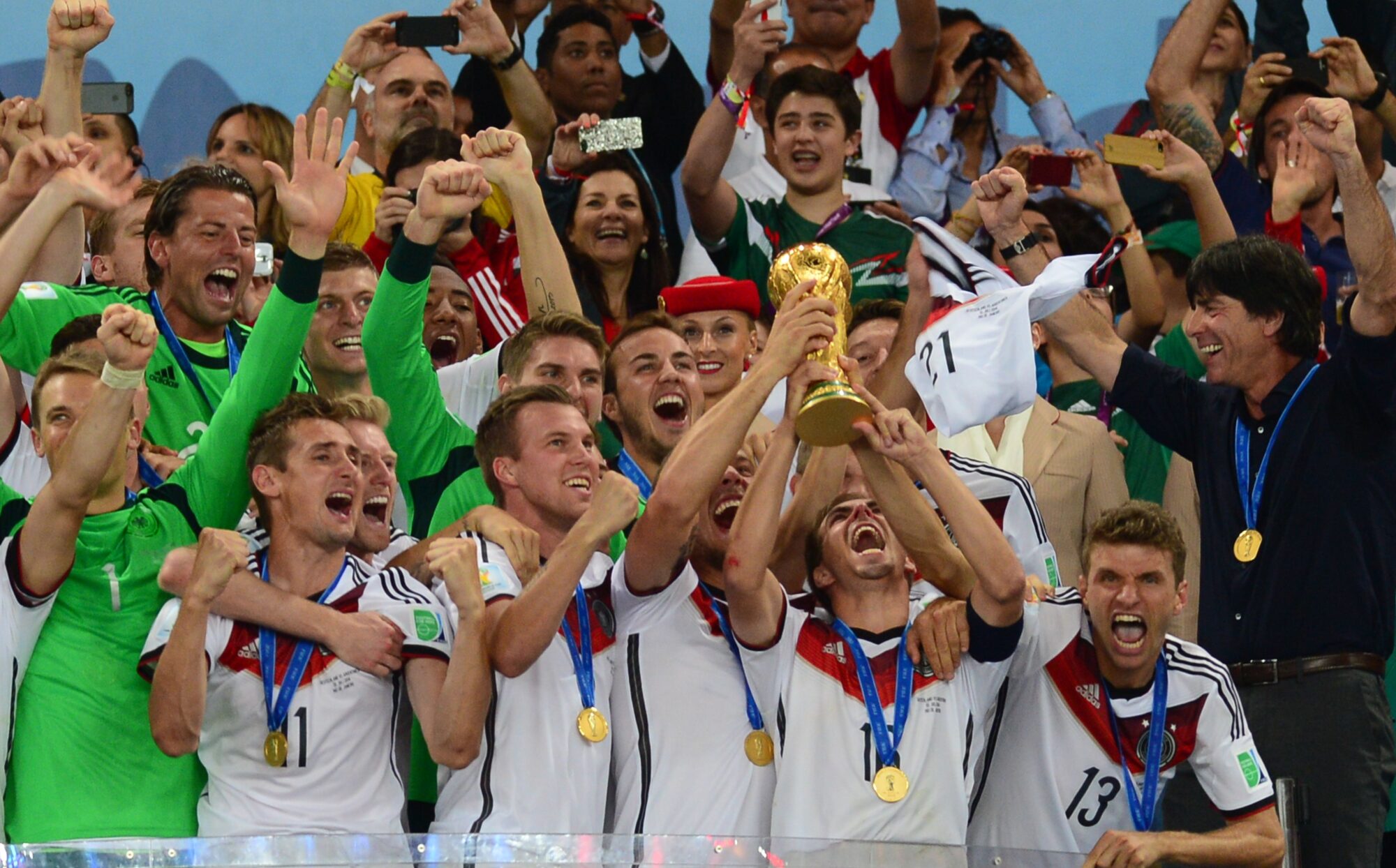 Germany_players_celebrate_winning_the_2014_FIFA_World_Cup - LaCOOLtura