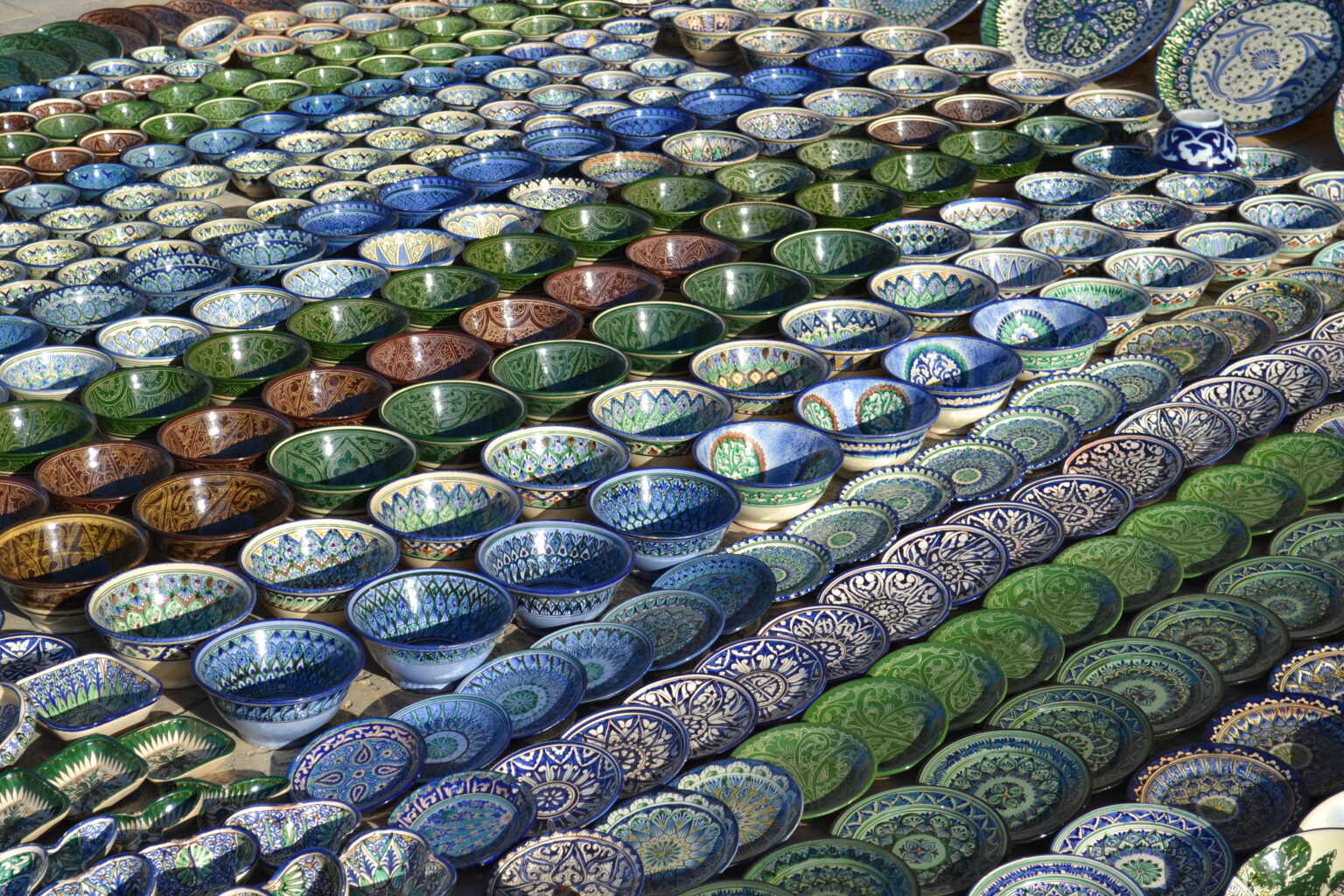 ciotole in ceramica di vari colori in uzbekistan