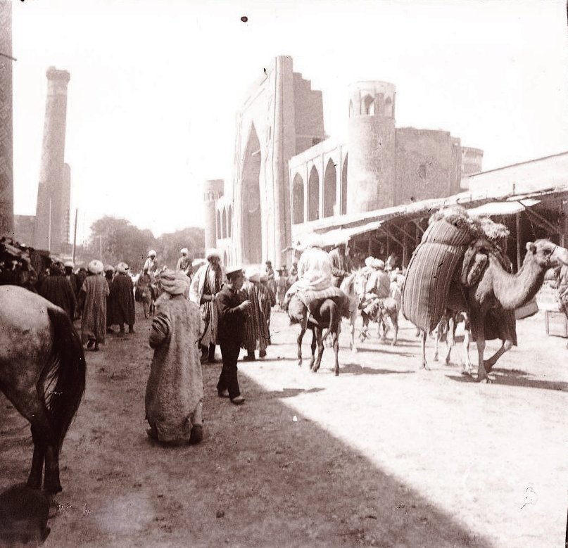 la foto storica della città Samarcanda in 1900-1910, bazar vicino madrasa Sher-dor, Registan