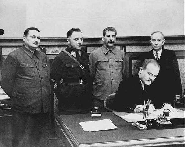 uomini intorno al tavolo, Stalin Molotov Zhdanov, Voroshilov, Ribbentrop, firma del patto